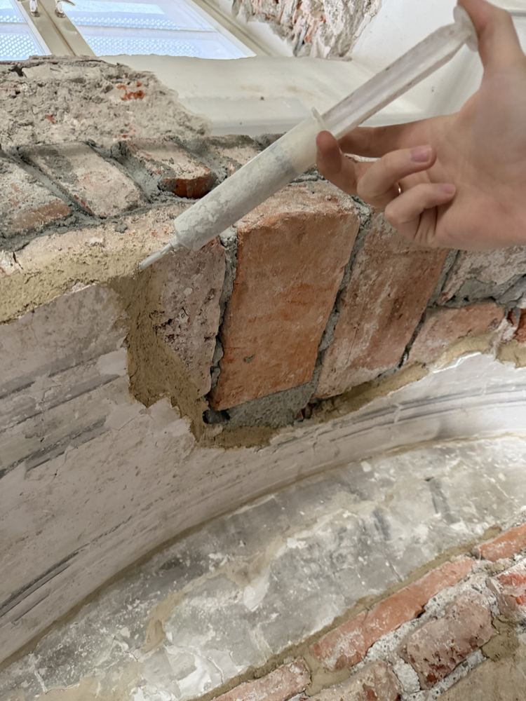 Hinterfüllung von Fehlstellen im Ziegelmauerwerk mit einer Spritze