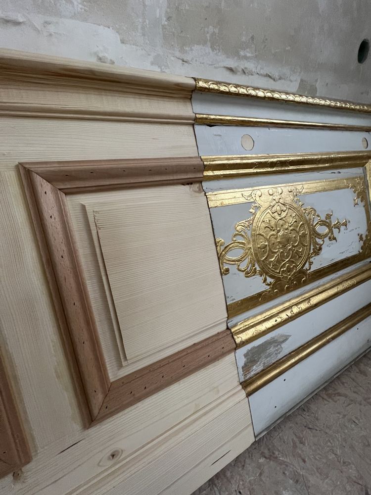 Türfüllung mit Blattgold-Ornament neben neu ergänzten Holzprofilen